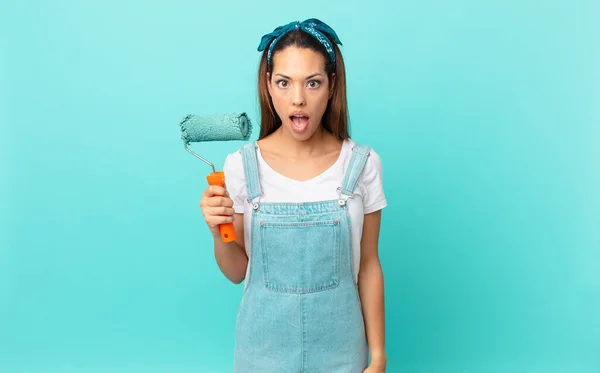 Young Hispanic Woman Looking Very Shocked Surprised Painting Wall — Photo
