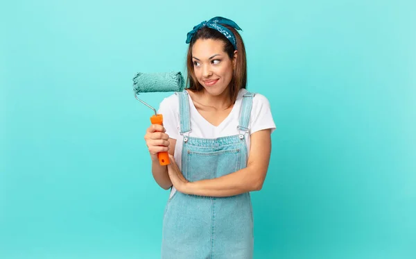 Young Hispanic Woman Shrugging Feeling Confused Uncertain Painting Wall — Photo