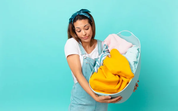 Young Hispanic Woman Shrugging Feeling Confused Uncertain Washing Clothes — Φωτογραφία Αρχείου