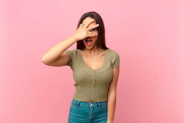 Ung Latinamerikansk Kvinna Ser Chockad Rädd Eller Skräckslagen Täcker Ansiktet — Stockfoto