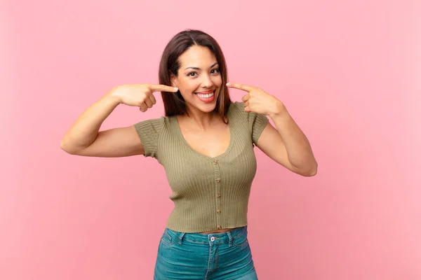 Jonge Spaanse Vrouw Glimlachend Vol Vertrouwen Wijzend Naar Een Eigen — Stockfoto