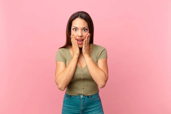 Joven Mujer Hispana Sintiéndose Conmocionada Asustada — Foto de Stock