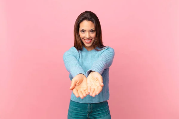 Giovane Donna Ispanica Sorridente Felicemente Con Amichevole Offrendo Mostrando Concetto — Foto Stock