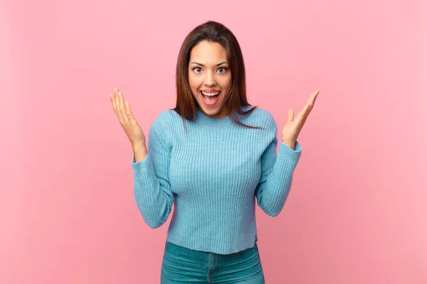 Joven Mujer Hispana Sintiéndose Feliz Asombrada Por Algo Increíble — Foto de Stock