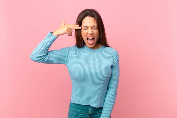 Jonge Spaanse Vrouw Kijkt Ongelukkig Gestresst Zelfmoord Gebaar Maken Pistool — Stockfoto