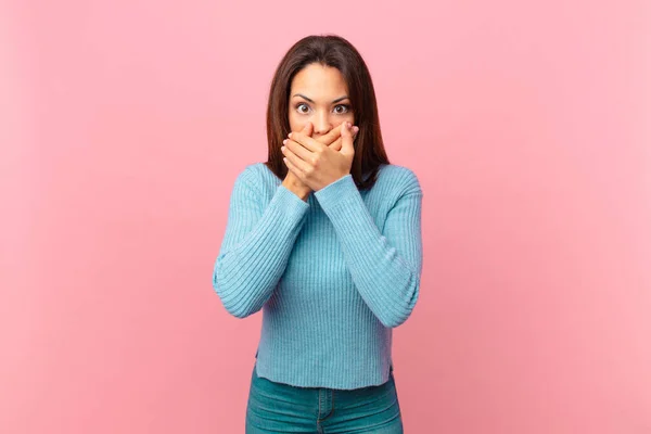 Jonge Spaanse Vrouw Bedekken Mond Met Handen Met Een Geschokt — Stockfoto