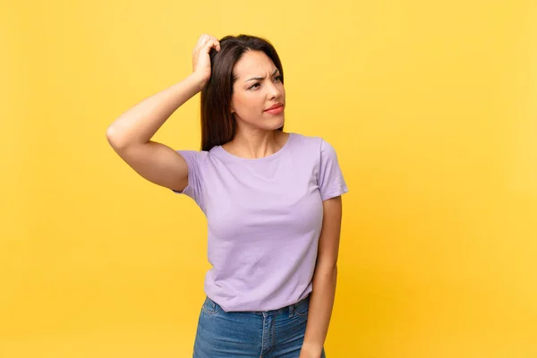 Young Hispanic Woman Feeling Puzzled Confused Scratching Head — Stock Photo, Image