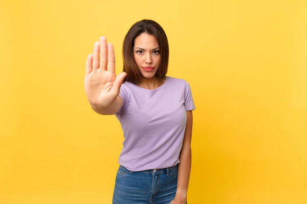 Jong Hispanic Vrouw Kijken Serieus Tonen Open Palm Maken Stop — Stockfoto