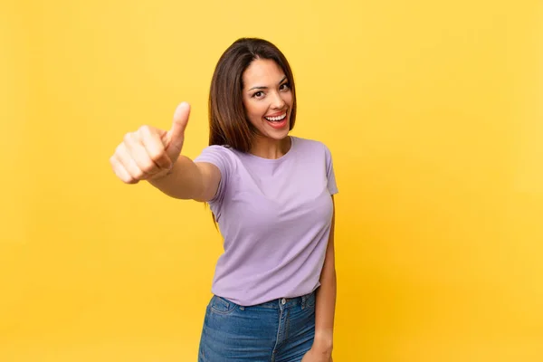 Joven Hispana Sintiéndose Orgullosa Sonriendo Positivamente Con Los Pulgares Hacia —  Fotos de Stock