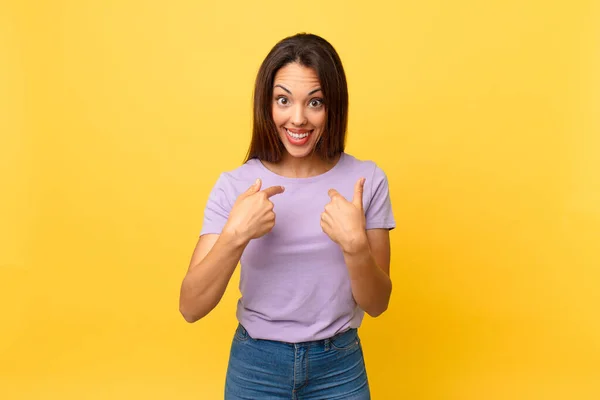 Joven Mujer Hispana Sintiéndose Feliz Señalándose Misma Con Una Emoción — Foto de Stock