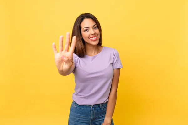 Giovane Donna Ispanica Sorridente Amichevole Mostrando Numero Quattro — Foto Stock