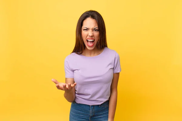 Giovane Donna Ispanica Che Sembra Arrabbiata Infastidita Frustrata — Foto Stock