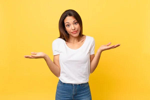 Young Hispanic Woman Feeling Puzzled Confused Doubting — Stock Photo, Image