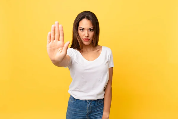 Joven Mujer Hispana Buscando Seria Mostrando Abierta Palma Haciendo Stop — Foto de Stock