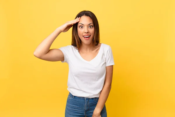 Jovem Hispânico Mulher Olhando Feliz Surpreso Surpreso — Fotografia de Stock