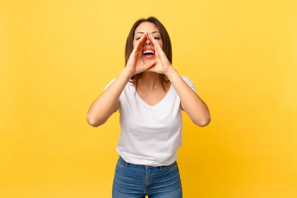 Jonge Spaanse Vrouw Voelt Zich Gelukkig Het Geven Van Een — Stockfoto