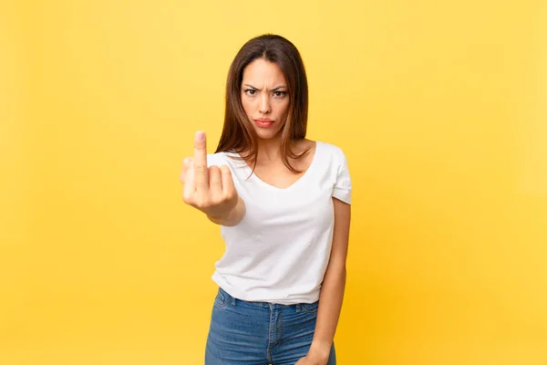 Giovane Donna Ispanica Sente Arrabbiato Infastidito Ribelle Aggressivo — Foto Stock