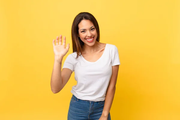 Jovem Hispânico Mulher Sorrindo Feliz Acenando Mão Acolhendo Cumprimentando Você — Fotografia de Stock