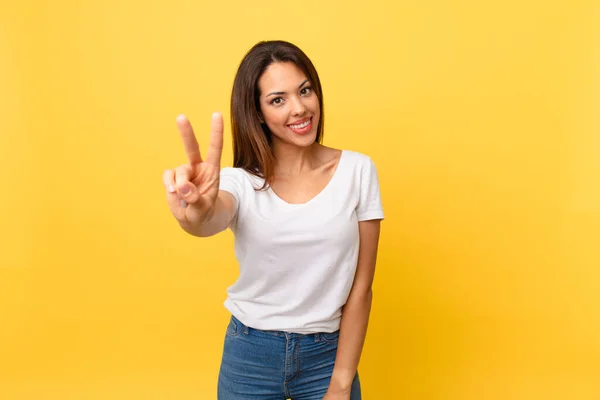 Jeune Femme Hispanique Souriant Regardant Amical Montrant Numéro Deux — Photo