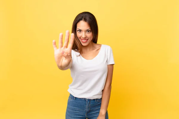 Jeune Femme Hispanique Souriant Regardant Amical Montrant Numéro Quatre — Photo