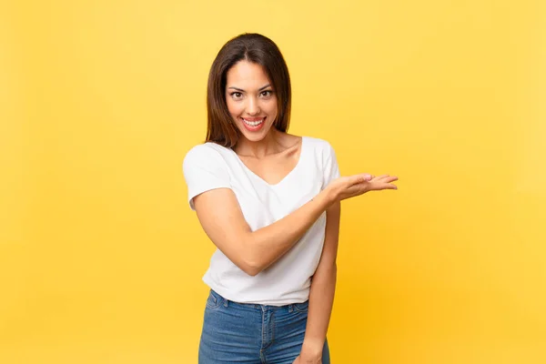 Junge Hispanische Frau Lächelt Fröhlich Fühlt Sich Glücklich Und Zeigt — Stockfoto