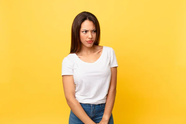 Mujer Hispana Joven Sintiéndose Triste Molesta Enojada Mirando Hacia Lado — Foto de Stock