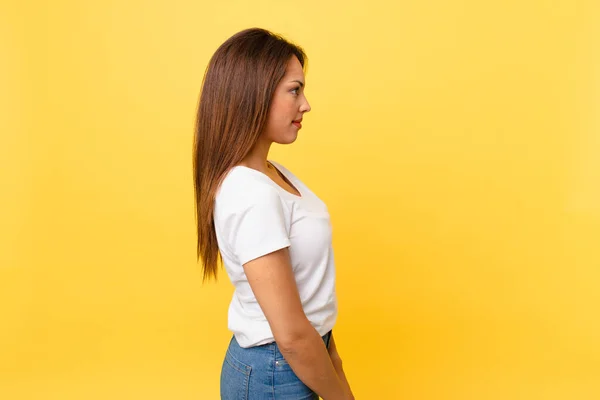 Young Hispanic Woman Profile View Thinking Imagining Daydreaming — Stock Photo, Image