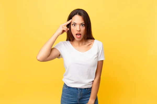 Young Hispanic Woman Looking Surprised Realizing New Thought Idea Concept — Stock Photo, Image