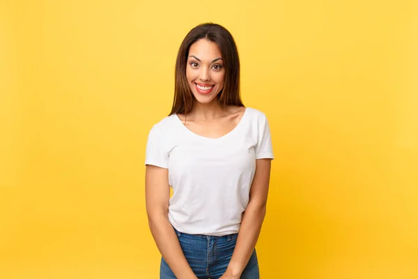 Giovane Donna Ispanica Che Sembra Felice Piacevolmente Sorpreso — Foto Stock