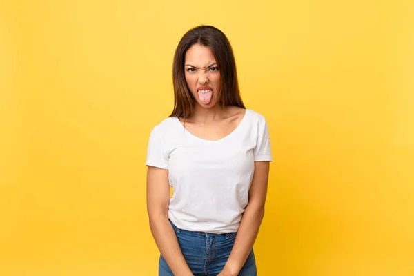 Joven Mujer Hispana Sintiéndose Disgustada Irritada Con Lengua Fuera — Foto de Stock