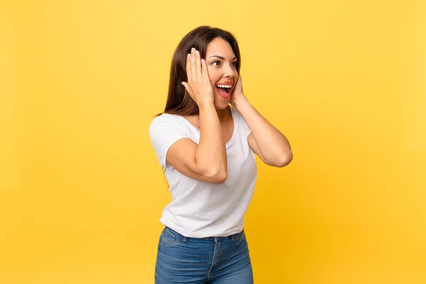 Giovane Donna Ispanica Sentirsi Felice Eccitato Sorpreso — Foto Stock