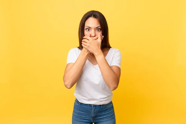 Jonge Spaanse Vrouw Bedekken Mond Met Handen Met Een Geschokt — Stockfoto