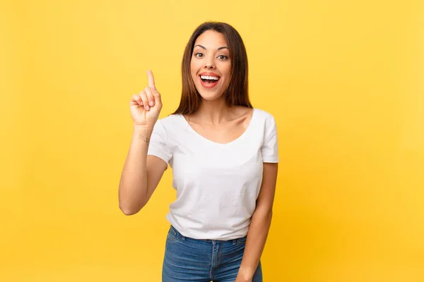 Jovem Hispânica Sentindo Como Gênio Feliz Animado Depois Perceber Uma — Fotografia de Stock