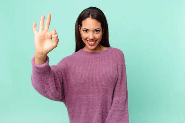 Giovane Donna Ispanica Sentirsi Felice Mostrando Approvazione Con Gesto — Foto Stock