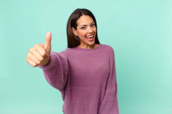 Молода Іспаномовна Жінка Відчуває Гордість Посміхаючись Позитивно Великими Пальцями Вгору — стокове фото