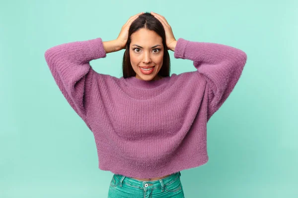 Mujer Hispana Joven Que Siente Estresada Ansiosa Asustada Con Las — Foto de Stock