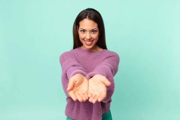 Jonge Spaanse Vrouw Glimlacht Gelukkig Met Vriendelijk Het Aanbieden Tonen — Stockfoto