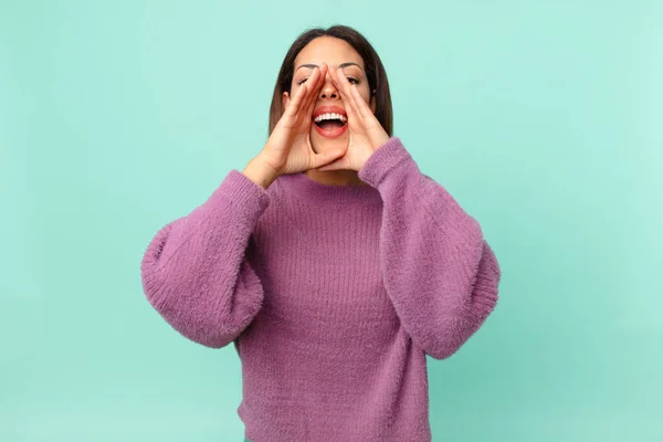 Joven Mujer Hispana Sintiéndose Feliz Dando Gran Grito Con Las — Foto de Stock