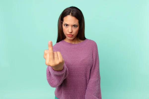 히스패닉 여성은 짜증이 반항적 공격적 — 스톡 사진
