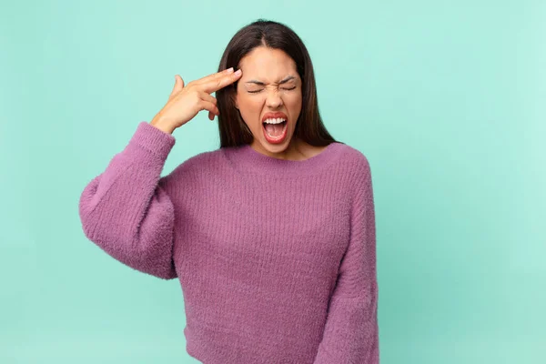 Junge Hispanische Frau Sieht Unglücklich Und Gestresst Aus Selbstmordgeste Macht — Stockfoto