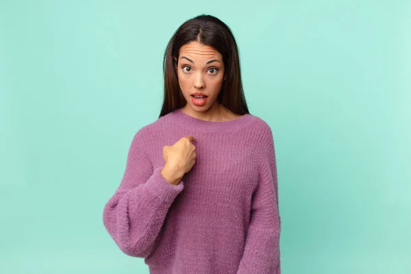 Joven Mujer Hispana Que Parece Sorprendida Sorprendida Con Boca Abierta — Foto de Stock