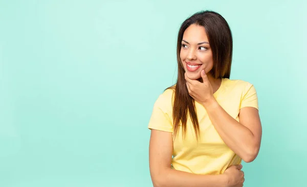 Ung Latinamerikansk Kvinna Ler Med Ett Lyckligt Tryggt Uttryck Med — Stockfoto