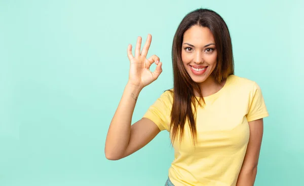 Giovane Donna Ispanica Sentirsi Felice Mostrando Approvazione Con Gesto — Foto Stock