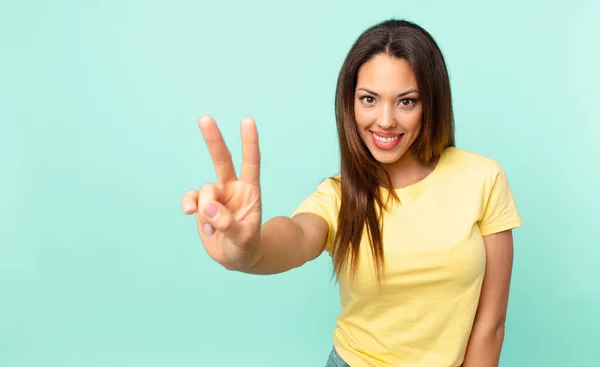 Giovane Donna Ispanica Sorridente Guardando Felice Gesticolando Vittoria Pace — Foto Stock