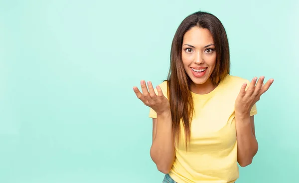 Jonge Spaanse Vrouw Voelt Zich Gelukkig Verbaasd Iets Ongelooflijks — Stockfoto