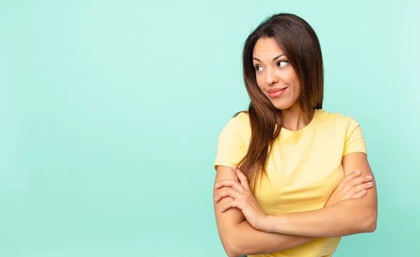 Giovane Donna Ispanica Scrollarsi Dosso Sentirsi Confuso Incerto — Foto Stock