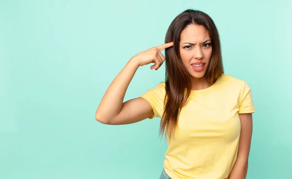 Junge Hispanische Frau Fühlt Sich Verwirrt Und Verwirrt Und Zeigt — Stockfoto