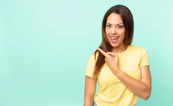 Joven Mujer Hispana Mirando Emocionada Sorprendida Señalando Lado — Foto de Stock