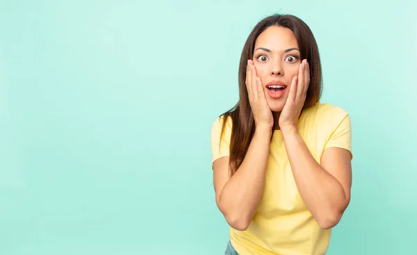 Junge Hispanische Frau Schockiert Und Verängstigt — Stockfoto