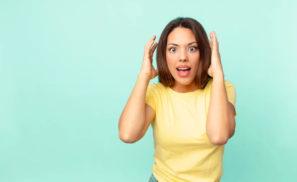 Joven Mujer Hispana Gritando Con Las Manos Alto — Foto de Stock